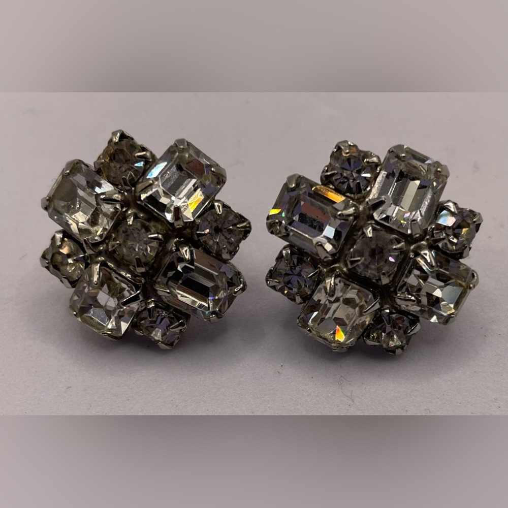 Vintage Weiss Silver Tone Screw Back Earrings with Faceted Crystals Signed - Picture 3 of 8